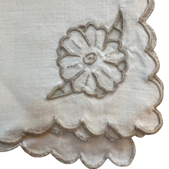 Vintage linen cocktail napkins set of 4 machine embroidery & cut work FLAW - Picture 2 of 7
